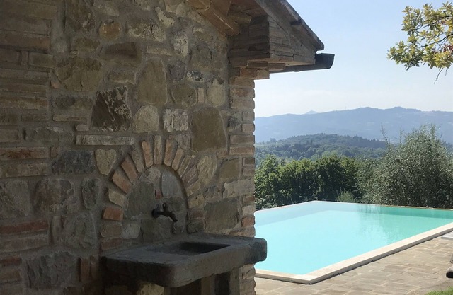 Belle maison traditionnelle en pierre avec piscine privée Infinity On The Border Tuscan