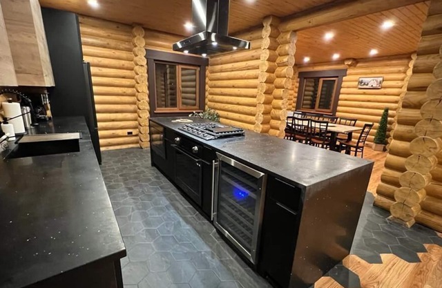 Lovely True Mountain Log Home w/ heated Pool!