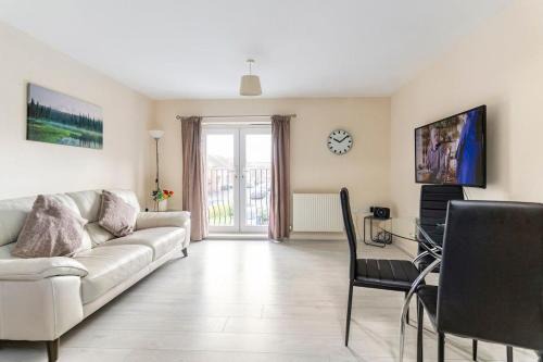Lovely Two Bed detached house with Parking