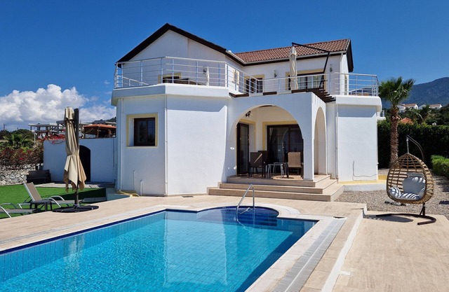 Belle villa avec piscine privée, superbe vue mer et montagne, pour les familles / adultes