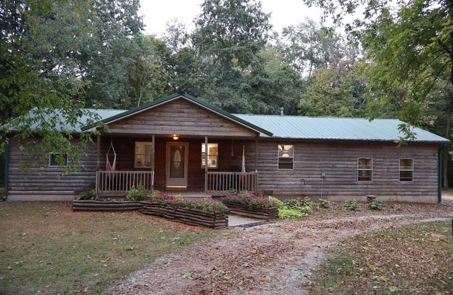 Lovers’ Lakeside Love Nest Cozy Retreat on Pittsfields Serene Lake.