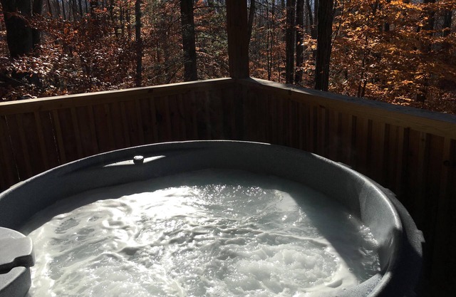 Lovey Dovey est pour les amoureux - bain à remous privé, cheminée, romantique, vue, WiFi gratuit, Pet Friendly