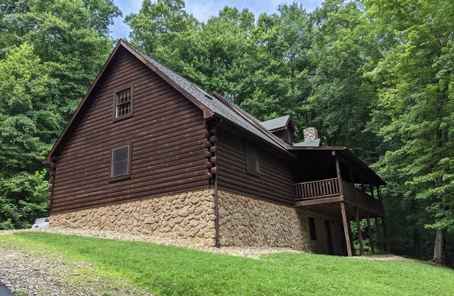 Lovie's Hillside Lodge nestled into 5 wooded acres