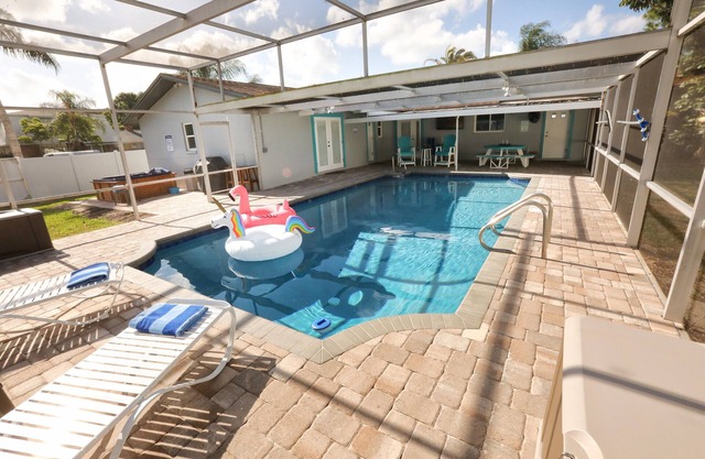 Aimer la vie! 4br / 2ba, piscine chauffée, spa, grill, parking pour véhicules de loisirs, accès de la rampe de bateau
