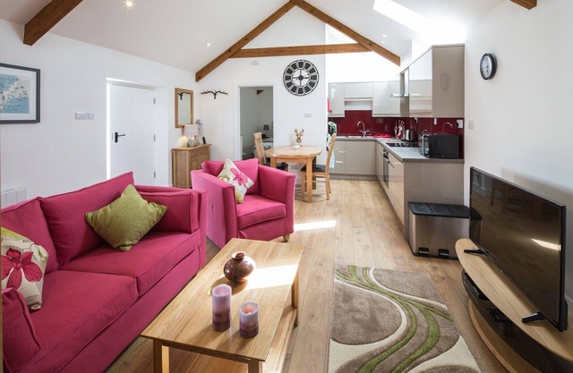 Idéal pour deux: superbe conversion de cour avec balcon dans un hameau côtier