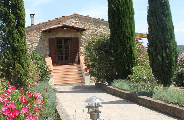 Country house, lovingly renovated, in the middle of an olive grove with a large panoramic pool