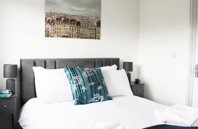 Low Cost, Fully Sanitised 4 Bed & Parking