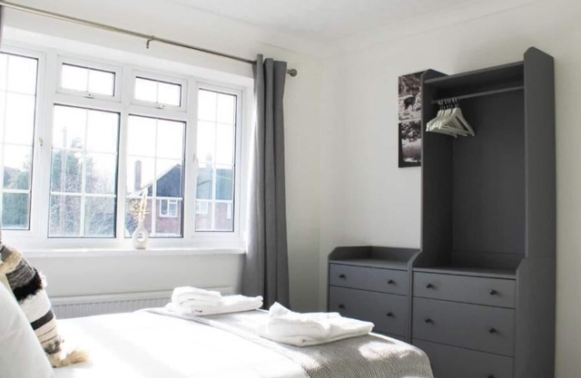 Low Cost, Fully Sanitised 5 Bed & Parking