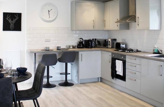 Low Cost, Fully Sanitised 4 Bed & Parking