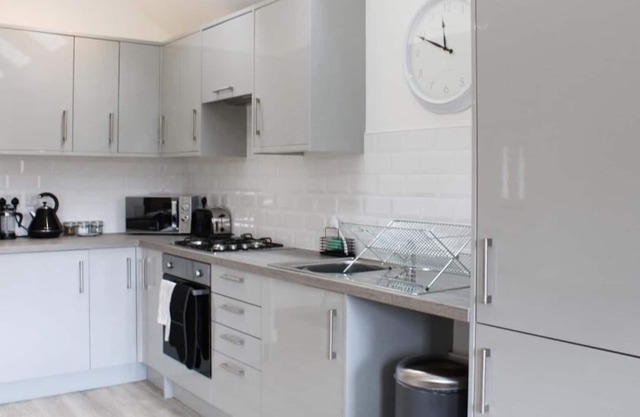 Low Cost, Fully Sanitised 4 Bed & Parking