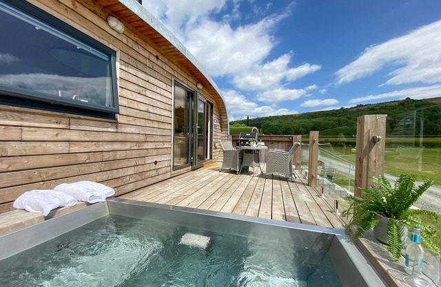 LOW LONGLANDS, romantic, with hot tub in Cartmel