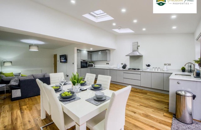 LOW rate SPECIAL DEAL for a 3 Bedroom house with 2 Baths- near Coventry Community Centre and War Memorial Park with Parking and FREE unlimited Wi-fi - ARC