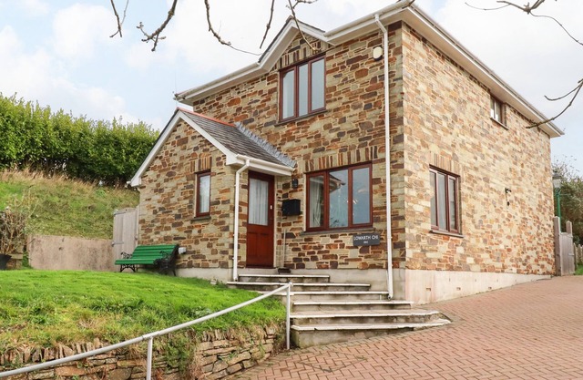 LOWARTH CHI, pet friendly, character holiday cottage in Polruan