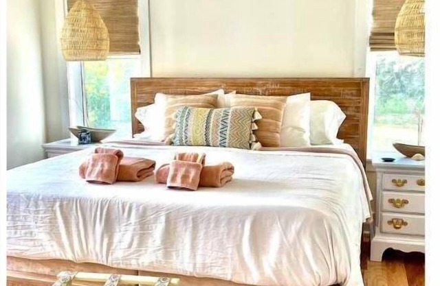 Lowcountry Cottage Suite 3 miles from oceanfront and 8 miles to downtown!