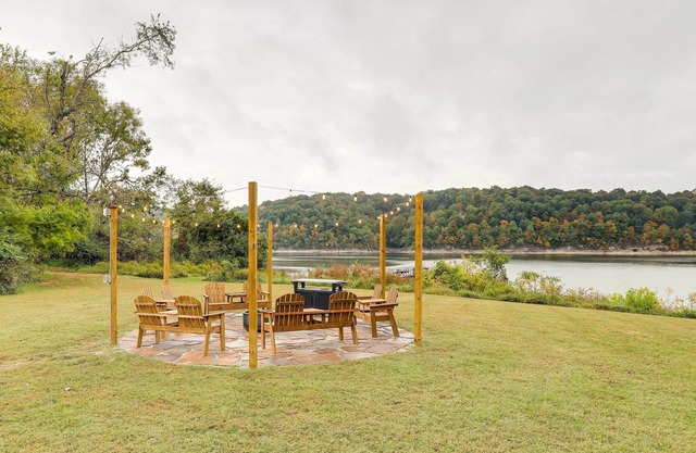 Lowell Retreat: Beaver Lake Access & Fire Pit!