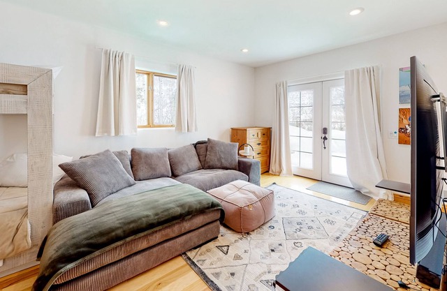 Lower-level dog-friendly in-law suite with mtn views, full kitchen, washer/dryer