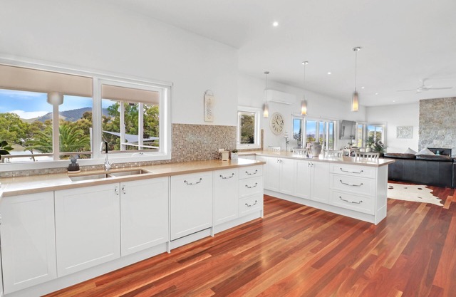 Loyola Lake House - Lakefront Home with Pool