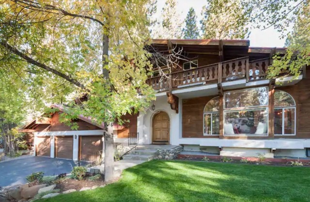 Lrg spacious home, Kid & Pet friendly, New Hot Tub, Big Yard, 5min walk to LAKE!