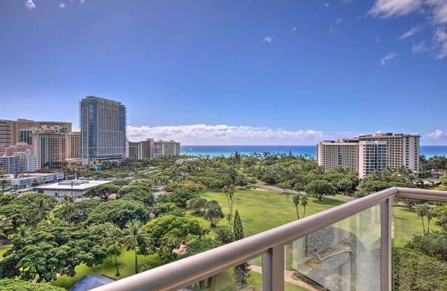 Luana Waikiki Gem w/ Parking - Blocks to Beaches!