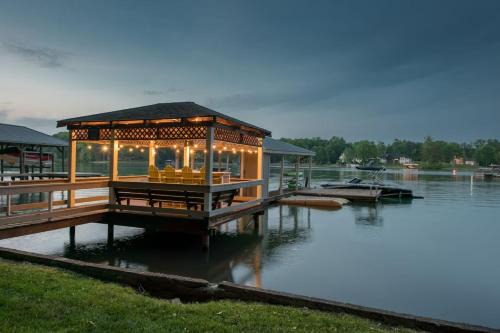 Luckys Lake House by AvantStay Private Lake Bar