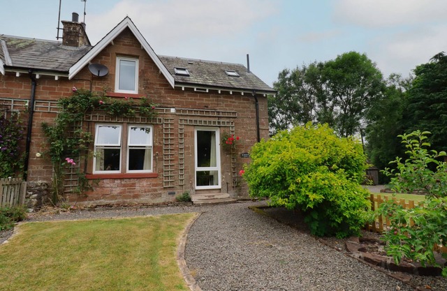 LUCY’S COTTAGE, pet friendly, with open fire in Langholm