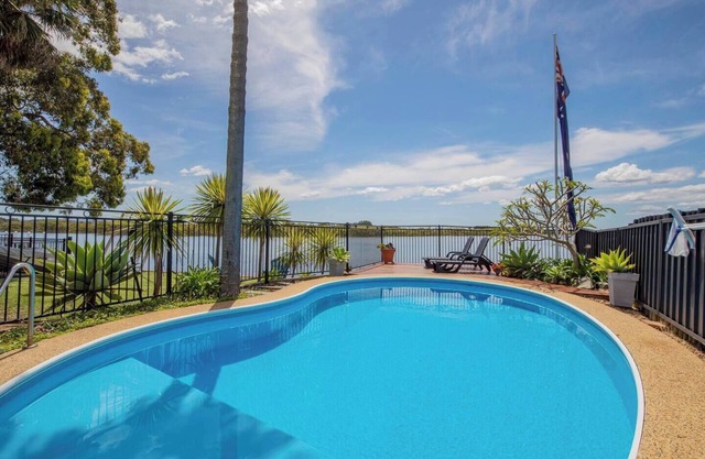 Ludford Lakefront and Beachside Retreat for Groups