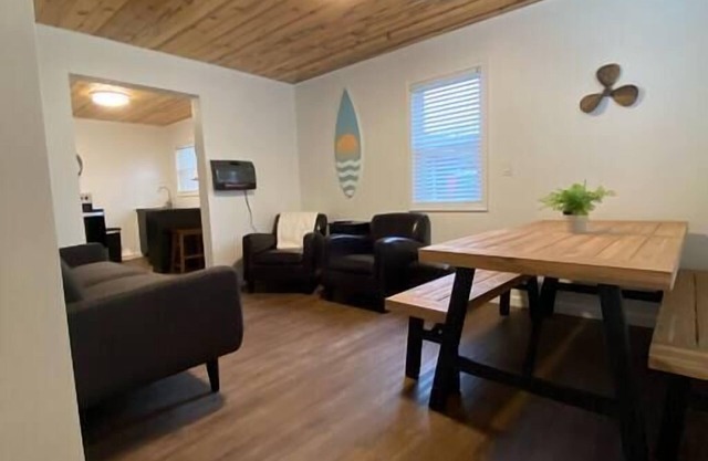 Ludington Ave Suite 3-Blocks from downtown!