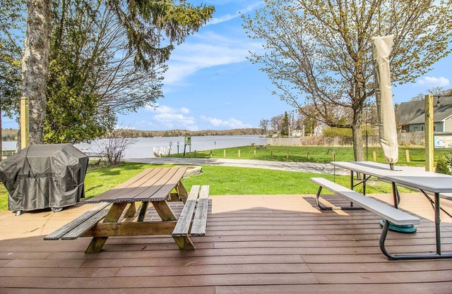 Ludington Lakehouse Retreat - Steps away from the Lake