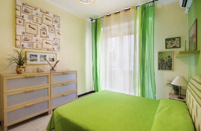 LUDOVICA trois pieces, grand, central,150 mt mer. Parking Privé. Air Condtionné