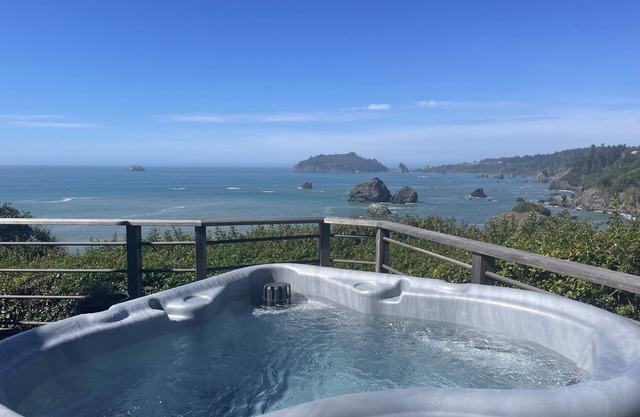 New Listing ~ Luffenholtz Surfside Cottage-Romantic, Baignoire de trempage, Pont privé