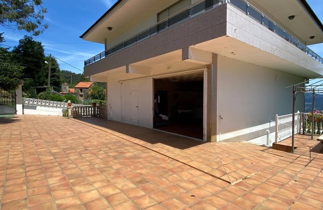 Lugar do Pombal (15min. away). From beaches and downtown Vigo)
