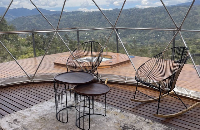 Lujoso Glamping Domo con Jacuzzi y Vista a las Montañanas