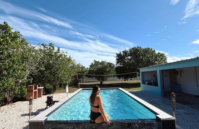 LuKai Beach House- amplia casa privada con piscina, 3-bedrooms y cupo para 12.