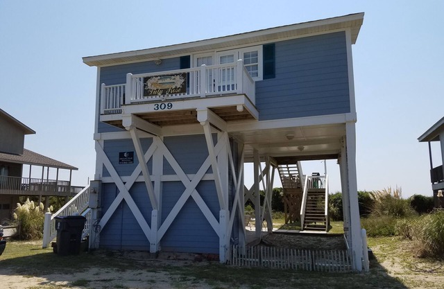 Vivez l'expérience de la vie privée face à l'océan à LuLu Rose, un charmant cottage avec 2 chambres et 2 salles de bains offrant un bain à remous sur la plage!