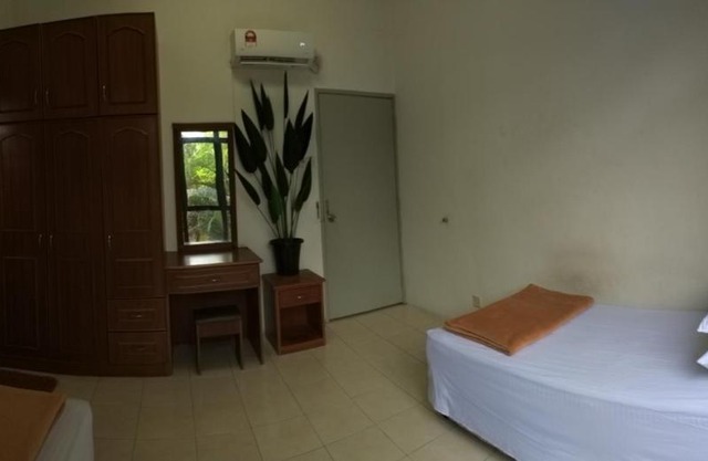 LUMUT MANJUNG HOMESTAY SWIMMING POOL VIEW 3BEDROOMS