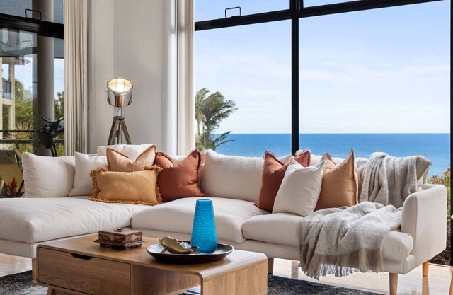 Amazing Views, Walk to Beach, 5 Bedrooms, Workcation