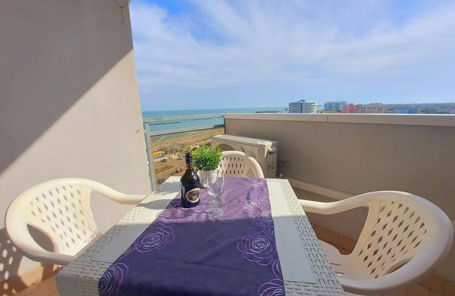 Déjeuner avec une vue imprenable! Appartement en bord de mer, centre de Lido di Pomposa