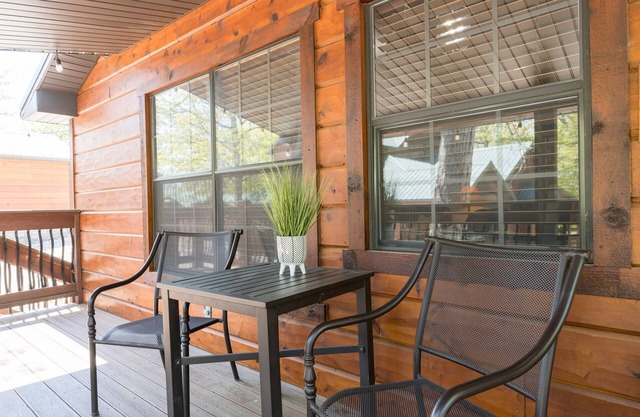 Lunker Bunker! 2 br lakefront cabin w/boat slip