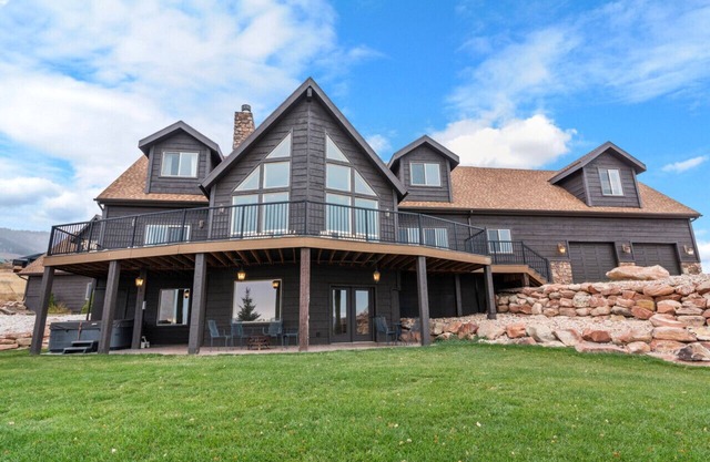 Lunt Lodge - Lake Views and Hot Tub!