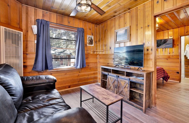 Lupin Cabin Cozy 2 BR Lakeside Resort Cottage / BBQ