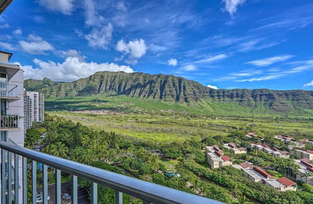 Lush Condo w/ Community Pool, 1 Mi to Beach!