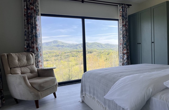Lush Private Garden With Mountain View - Close To Beaches and Centrum