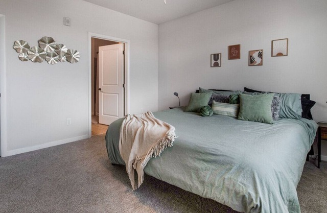 Lux 2 Bedroom - Contemporary Cozy Apartment
