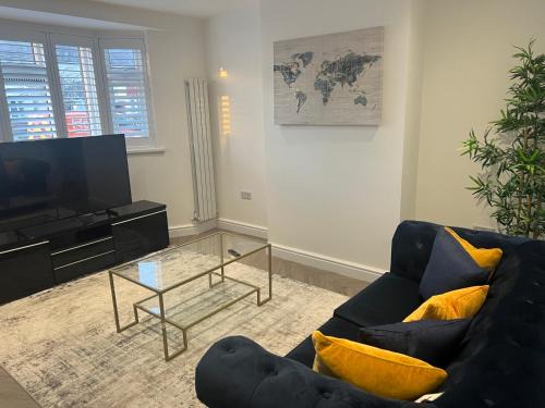 Lux 2 Bedroom Hse, 2 Free Parking, Close to station