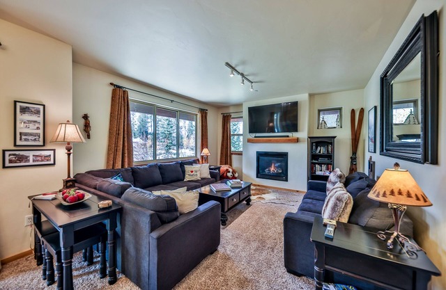 Luxe 2B / 2B Downtown Condo, fait face à Hideaway Park (scène / colline de luge), WiFi gratuit