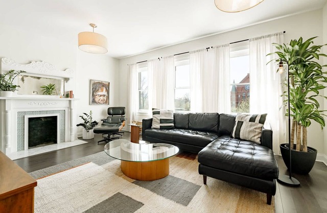 Lux Washington Park | Rooftop Patio | Free Parking