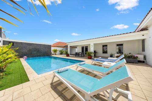 LUX 3BR and 2BA Villa with Pool Mango Villa by Bocobay