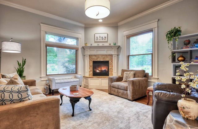 ⭐️Lux 5 Star Retreat Amidst Trees: Walk 5 Blocks to Hyde Park + Indulge in Clawfoot Tub + Vast Space