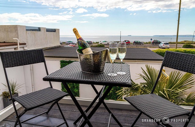 Lux Beachfront House. Balcony/Sea Views, Parking