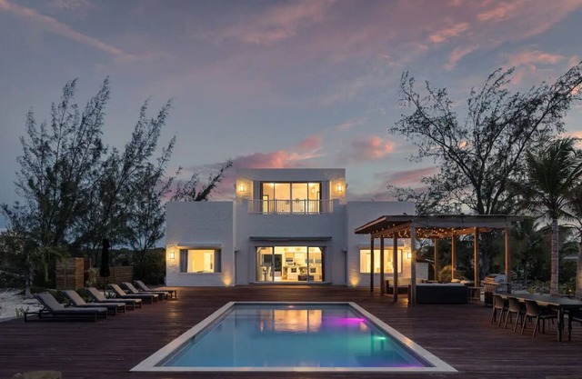 Lux Beachfront Villa, 16 ppl, Chef, Boat tours and Massage!